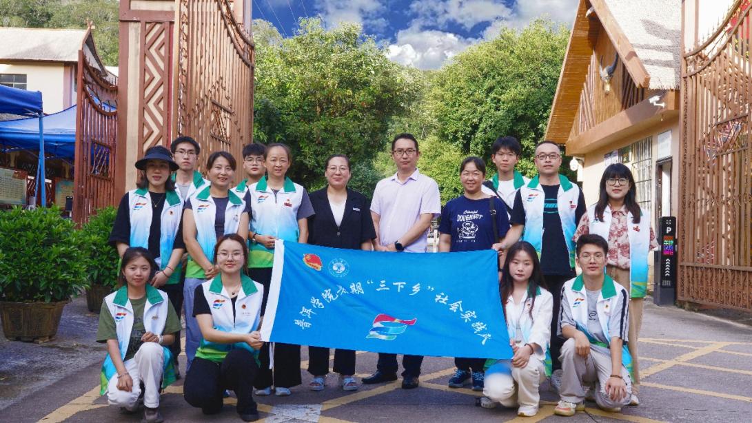 小孩们站在建筑前
中度可信度描述已自动生成