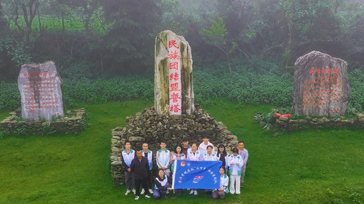 人们在草地上
中度可信度描述已自动生成