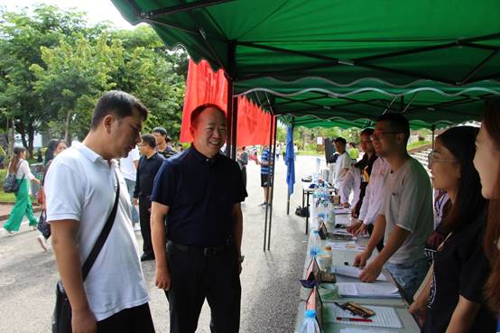 说明: H:\hbs红宝石平台照片\2019年\9月\成文章校长调研新生报到现场\IMG_5927.JPG
